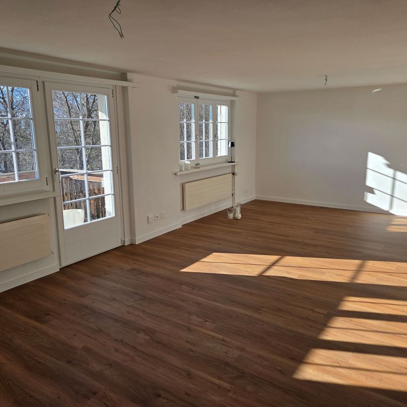 Wohnzimmer mit Balkon